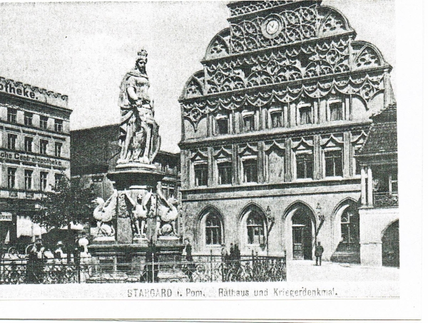 Markt mit Kriegerdenkmal